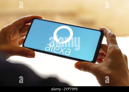 Dans cette illustration photo, le logo Amazon Alexa vu affiché sur un smartphone Banque D'Images