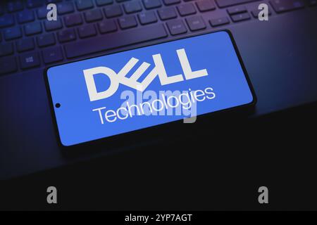 Dans cette illustration photo, le logo Dell technologies est affiché sur l'écran d'un smartphone Banque D'Images