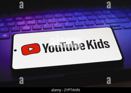 Dans cette illustration photo, le logo YouTube Kids est affiché sur l'écran d'un smartphone Banque D'Images