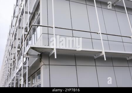 Un extérieur de bâtiment moderne avec des panneaux métalliques et des détails architecturaux Banque D'Images