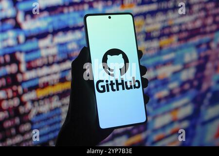 Dans cette illustration photo, le logo GitHub est affiché sur l'écran d'un smartphone Banque D'Images