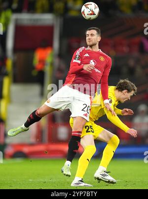 Diogo Dalot de Manchester United et Isak Dybvik Maatta de Bodo/Glimt s'affrontent pour le ballon lors de l'UEFA Europa League, match de championnat à Old Trafford, Manchester. Date de la photo : jeudi 28 novembre 2024. Banque D'Images