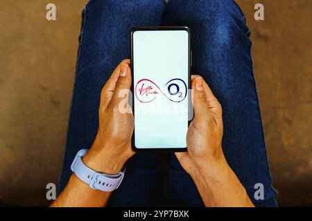 Dans cette illustration photo, le logo Virgin Media O2 est affiché sur l'écran d'un smartphone Banque D'Images