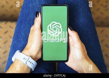 Dans cette illustration photo, le logo ChatGPT est affiché sur l'écran d'un smartphone Banque D'Images