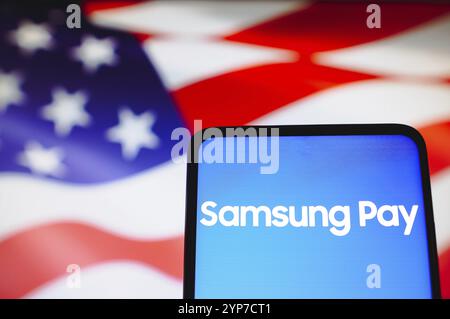 Dans cette illustration photo, le logo Samsung Pay est affiché sur un écran de smartphone et en arrière-plan, le drapeau des États-Unis d'Amérique Banque D'Images