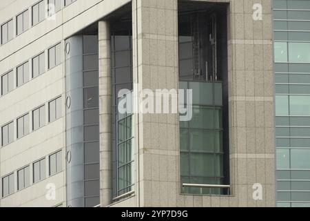 Vue partielle sur les tours de bureaux hollandaises ultramodernes Banque D'Images