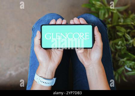 Dans cette illustration photo, le logo Glencore Xstrata plc est affiché sur l'écran d'un smartphone Banque D'Images