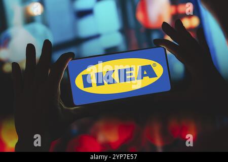 Dans cette illustration photo, le logo IKEA est affiché sur l'écran d'un smartphone Banque D'Images