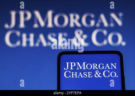 Dans cette illustration photo, le logo JPMorgan Chase & Co vu affiché sur un smartphone Banque D'Images