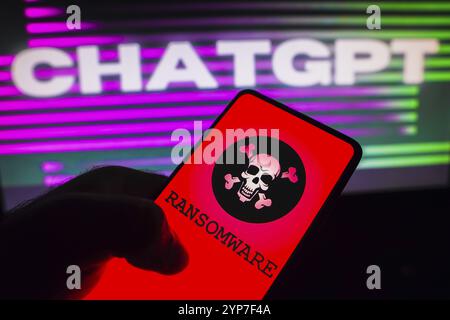 Dans cette illustration photo, la représentation d'un ransomware est affichée sur l'écran d'un smartphone et le logo ChatGPT (OpenAI) Banque D'Images