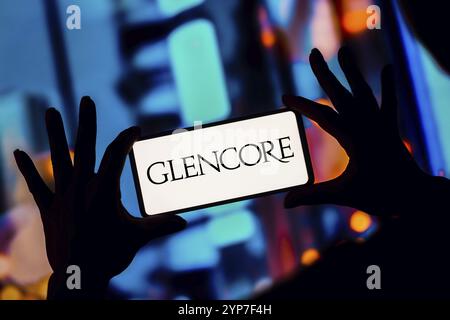 Dans cette illustration photo, le logo Glencore Xstrata plc est affiché sur l'écran d'un smartphone Banque D'Images