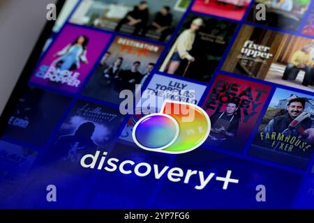 Dans cette illustration photo, le logo de l'application de streaming Discovery plus est affiché sur l'écran du smartphone Banque D'Images