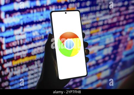 Dans cette illustration photo, le logo Google Chrome du navigateur Web est affiché sur l'écran d'un smartphone Banque D'Images