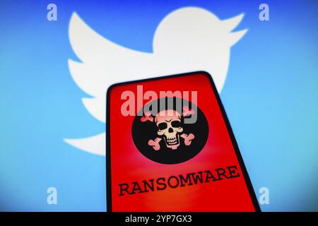 Dans cette illustration photo, la représentation d'un ransomware est affichée sur un écran de smartphone et le fond du logo Twitter Banque D'Images