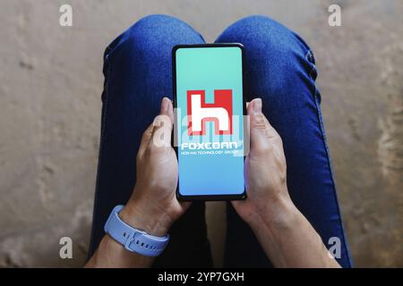 Dans cette illustration photo, le logo Hon Hai Precision Industry (Foxconn) vu affiché sur un smartphone Banque D'Images