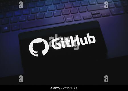 Dans cette illustration photo, le logo GitHub est affiché sur l'écran d'un smartphone Banque D'Images