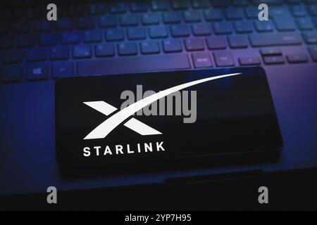 Dans cette illustration photo, le logo Starlink est affiché sur l'écran d'un smartphone Banque D'Images
