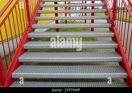 Escalier en métal rouge à l'usine Banque D'Images