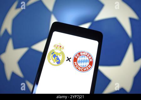 6 mai 2024, Brésil. Dans cette illustration photo, les emblèmes du Real Madrid et du FC Bayern Muenchen sont affichés sur un écran de smartphone. Les équipes font face à Banque D'Images