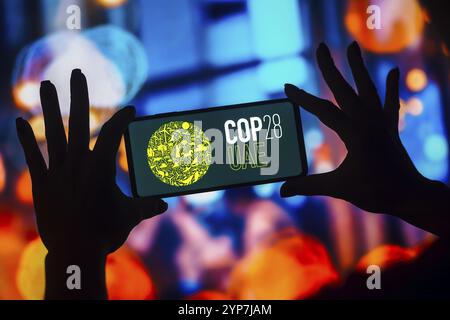 Dans cette illustration photo, le logo des Émirats arabes Unis COP28 de la Conférence des Nations Unies sur les changements climatiques de 2023 est affiché sur un écran de smartphone Banque D'Images