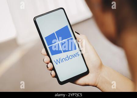 Dans cette illustration photo, le logo Microsoft Windows est affiché sur l'écran d'un smartphone Banque D'Images