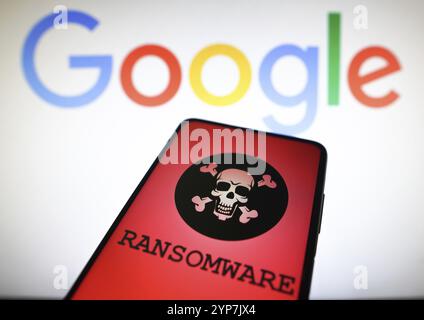 Dans cette illustration photo, la représentation d'un ransomware est affichée sur un écran de smartphone et le fond du logo Google Banque D'Images