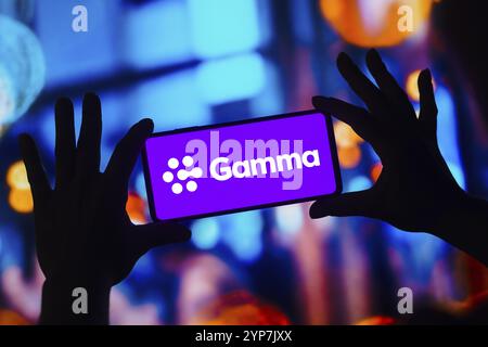 Dans cette illustration photo, le logo Gamma Communications est affiché sur l'écran d'un smartphone mobile Banque D'Images