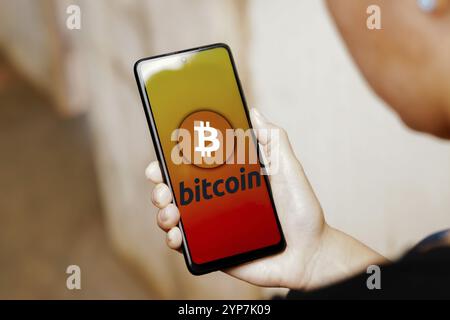 Dans cette illustration photo, le logo Bitcoin est affiché sur un écran de smartphone Banque D'Images