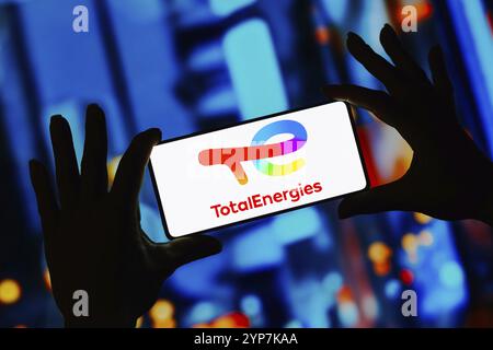 Dans cette illustration photo, le logo total Energies est affiché sur un écran de smartphone Banque D'Images