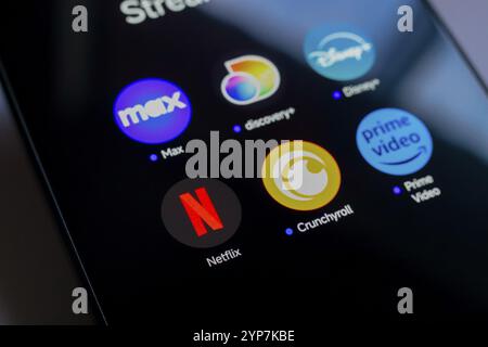 Dans cette illustration photo, les logos des applications de streaming vidéo Max, Discovery plus, Disney plus, Netflix, Crunchyroll et Prime Video sont affichés Banque D'Images