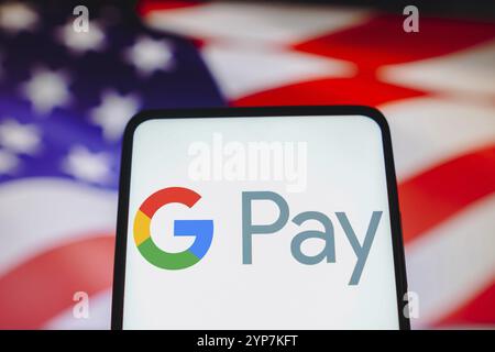 Dans cette illustration photo, le logo Google Pay est affiché sur un écran de smartphone et en arrière-plan, le drapeau des États-Unis d'Amérique Banque D'Images