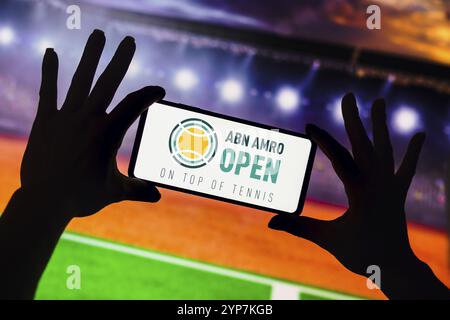 Dans cette illustration photo, le logo ABN AMRO Open (Rotterdam Open) est affiché sur l'écran d'un smartphone Banque D'Images