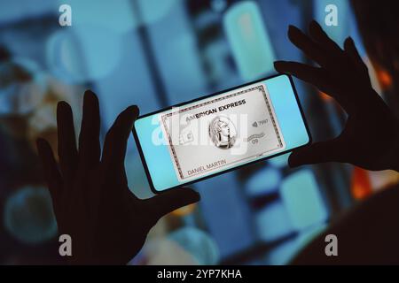 Dans cette illustration photo, la carte Platinum d'American Express est affichée sur l'écran d'un smartphone Banque D'Images