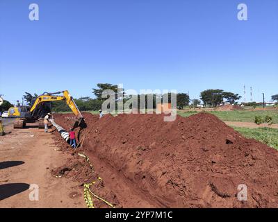 Une pelleteuse travaillant sur les travaux d'entretien d'une galerie d'eaux usées à Ivinhema, Mato Grosso do Sul Banque D'Images