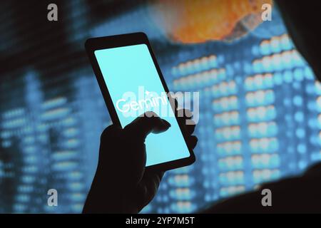 Dans cette illustration photo, le logo Google Gemini est affiché sur l'écran d'un smartphone Banque D'Images