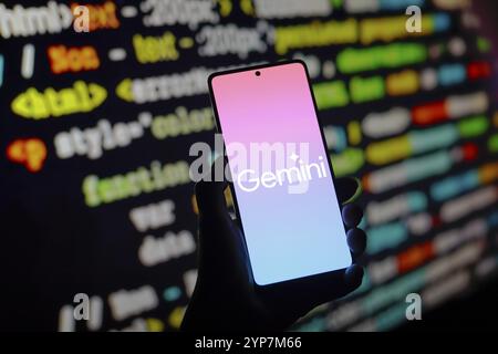 Dans cette illustration photo, le logo Google Gemini est affiché sur l'écran d'un smartphone Banque D'Images