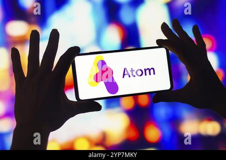 Dans cette illustration photo, le logo Atom Bank est affiché sur l'écran d'un smartphone Banque D'Images