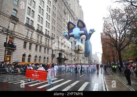 Le Bluey Balloon descend Central Park West lors du 98th Macy's Thanksgiving Day Parade à New York, le jeudi 28 novembre 2024. Bluey a été peint à la main par une équipe d'artistes avec environ 50 gallons de peinture bleue. (Photo : Gordon Donovan) Banque D'Images