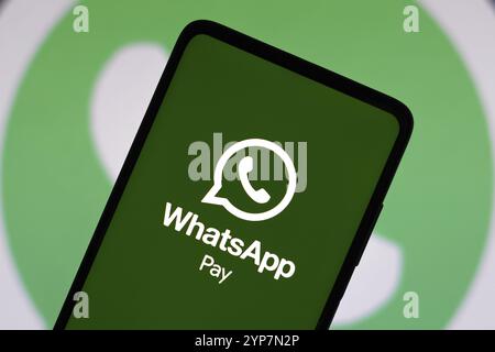 Dans cette illustration photo, le logo WhatsApp Pay vu affiché sur un smartphone Banque D'Images