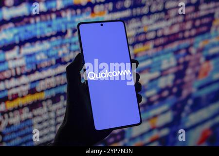 Dans cette illustration photo, le logo Qualcomm est affiché sur l'écran d'un smartphone Banque D'Images