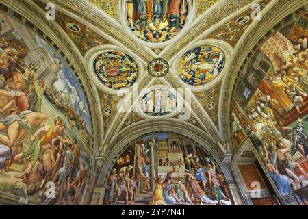 CITÉ DU VATICAN, VATICAN, le 15 JUIN 2015 : intérieurs et détails architecturaux des chambres Raphaël au musée du Vatican, le 15 juin 2015, à la Cité du Vatican, Vatican Banque D'Images