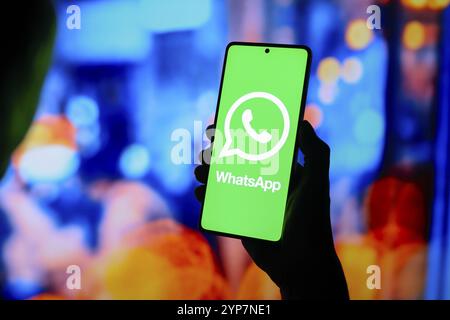 Dans cette illustration, le logo WhatsApp s'affiche sur l'écran d'un smartphone Banque D'Images