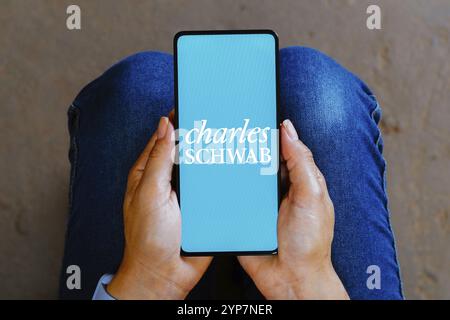 Dans cette illustration photo, le logo Charles Schwab est affiché sur un écran de smartphone Banque D'Images