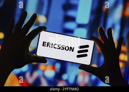 Sur cette photo, le logo Ericsson est affiché sur l'écran d'un smartphone Banque D'Images