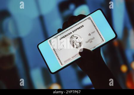 Dans cette illustration photo, la carte Platinum d'American Express est affichée sur l'écran d'un smartphone Banque D'Images