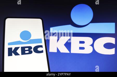 Sur cette illustration photo, le logo KBC Bank est affiché sur un smartphone Banque D'Images