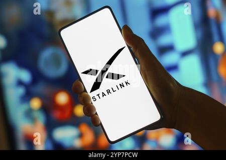Dans cette illustration photo, le logo Starlink est affiché sur l'écran d'un smartphone Banque D'Images