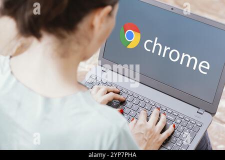 Dans cette illustration photo, le logo Google Chrome est affiché sur un écran d'ordinateur portable Banque D'Images