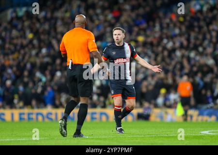 Elland Road Stadium, Leeds, Angleterre - 27 novembre 2024 Jordan Clark (18) de Luton Town gestes à l'arbitre Sam Allison - pendant le match Leeds United v Luton Town, Sky Bet Championship, 2024/25, Elland Road Stadium, Leeds, Angleterre - 27 novembre 2024 crédit : Mathew Marsden/WhiteRosePhotos/Alamy Live News Banque D'Images