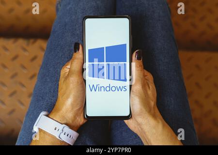 Dans cette illustration photo, le logo Microsoft Windows est affiché sur l'écran d'un smartphone Banque D'Images